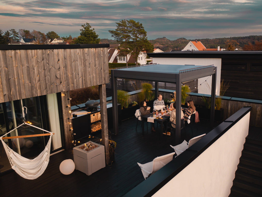 3x3 Pergolux Pergola anthrazit auf einer Terrasse 