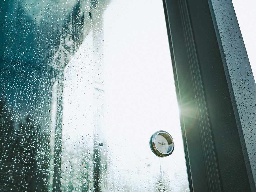 Pergolux Schiebeglas ohne Rahmengriff. Nach dem Regen kommt die Sonne hervor